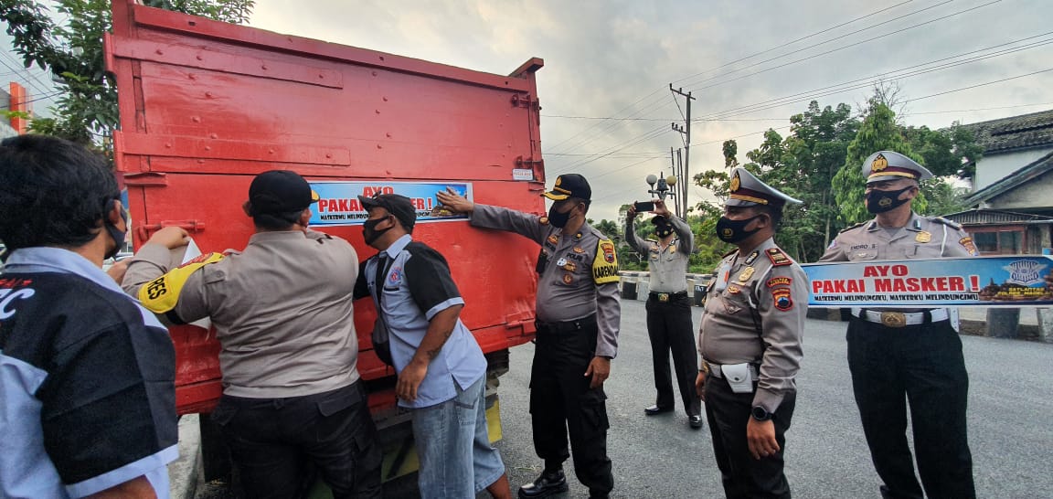 Kampanye Pemakaian Masker, Polres Magelang Tempel Stiker di Bak Truk