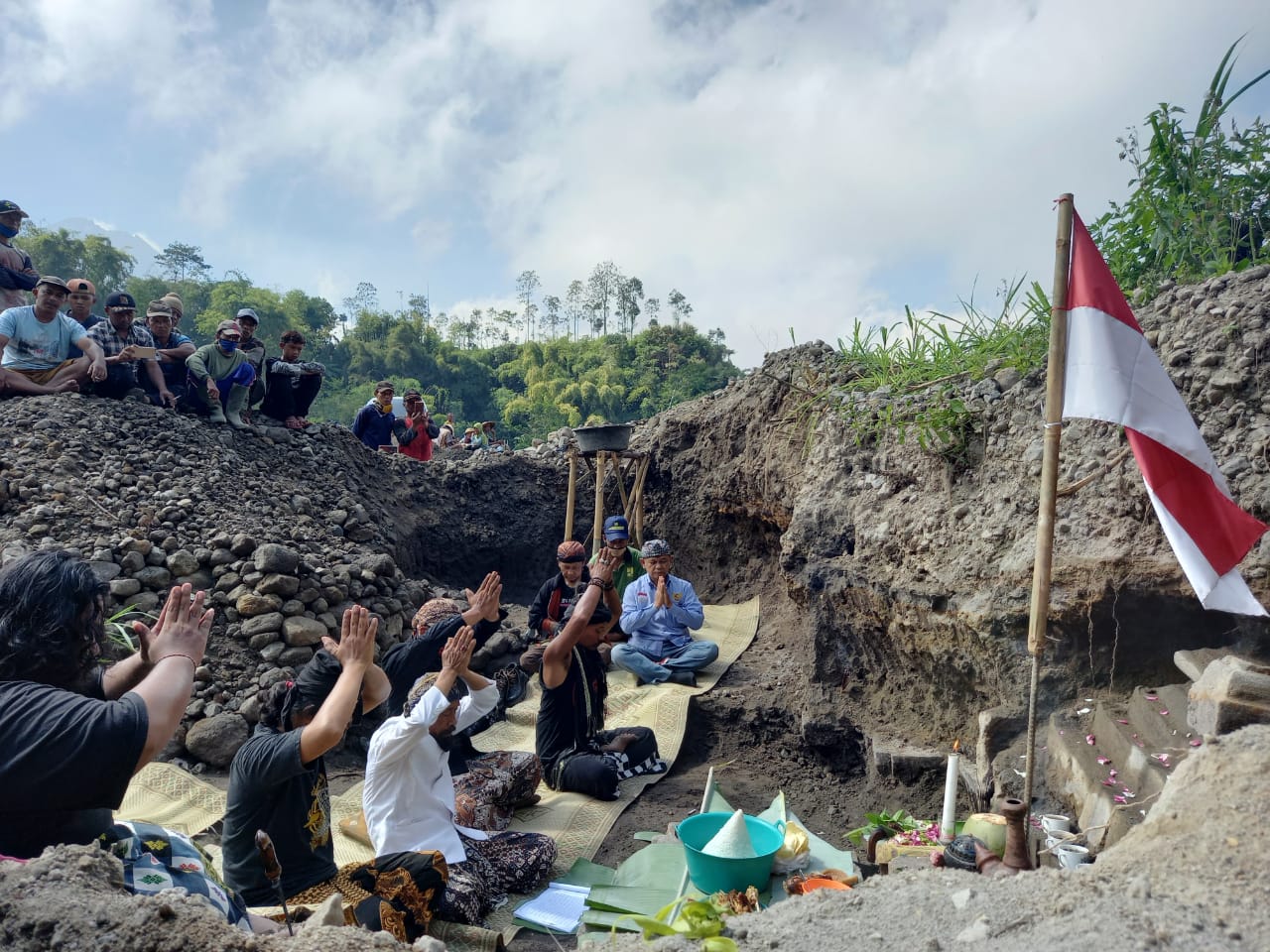 Penganut Kepercayaan Gelar Ritual di Lokasi Penemuan Candi di Magelang