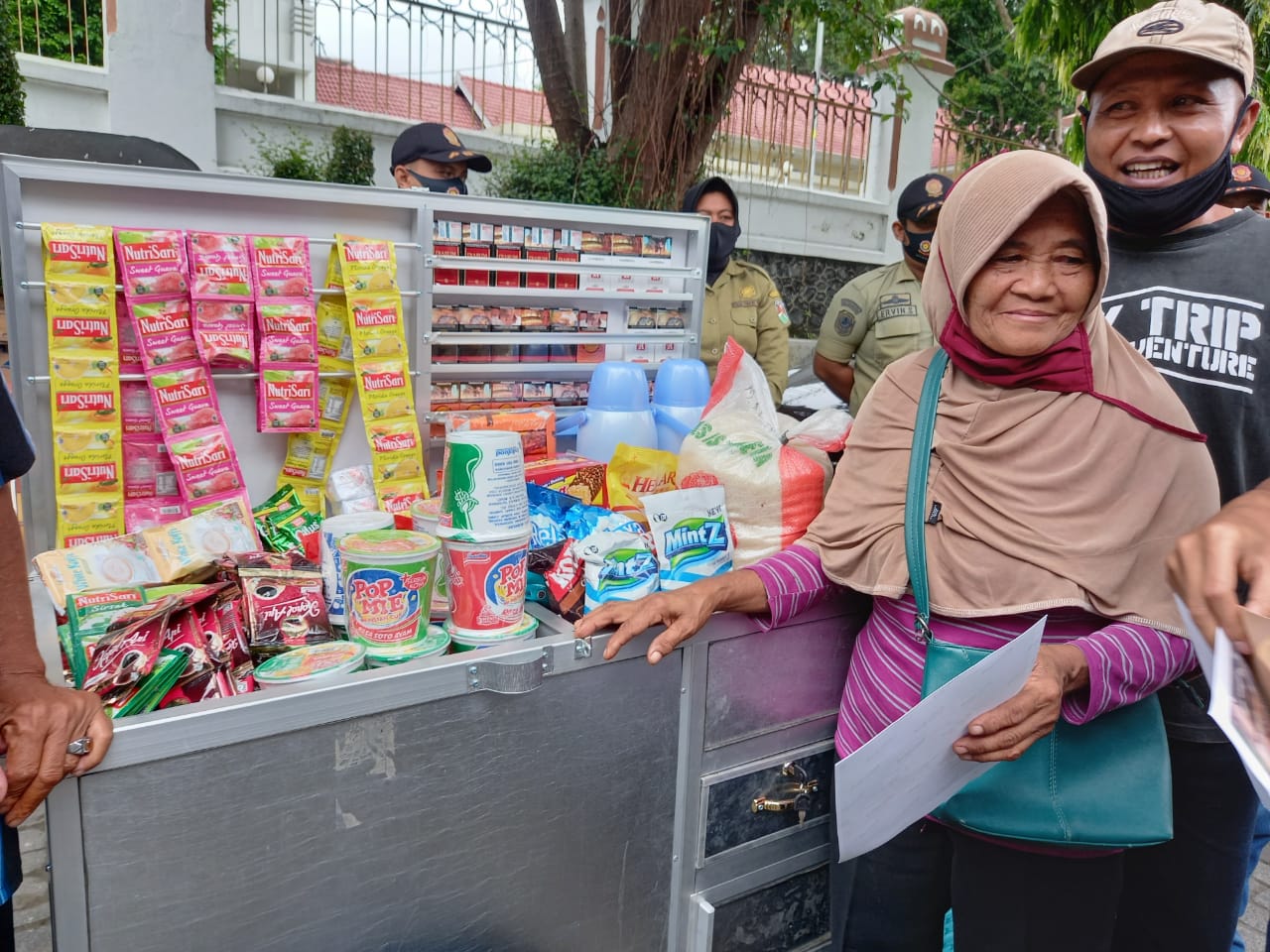 Kisah Nenek Sumartini Dapat Hadiah Gerobak Jualan Dari Sandal Jepitan Bareng