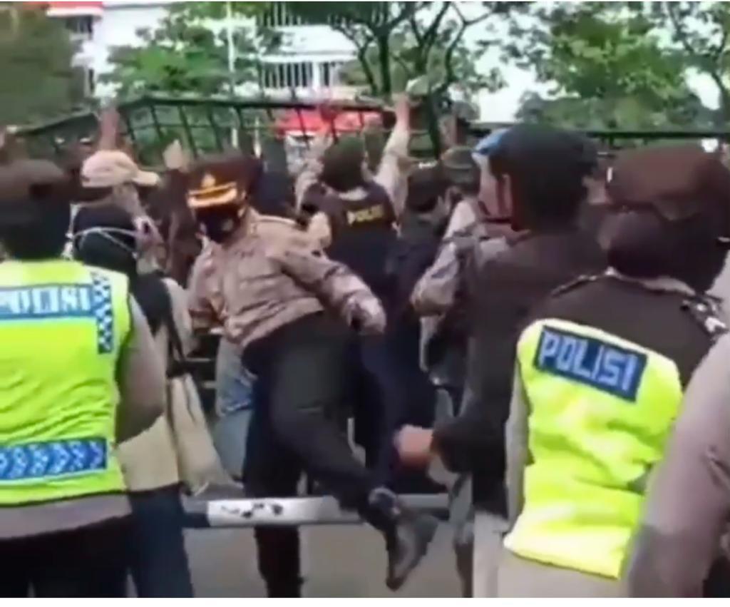 BREAKING NEWS : Demo UU Cipta Kerja di DPRD Semarang Ricuh, Pagar Roboh Polisi Luka