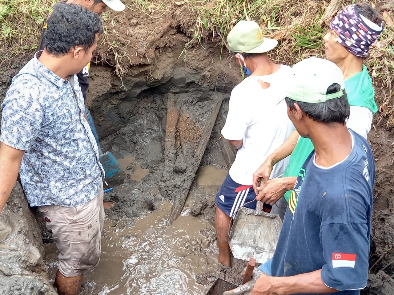 Proses penggalian rangka bangunan diduga masjid kuno