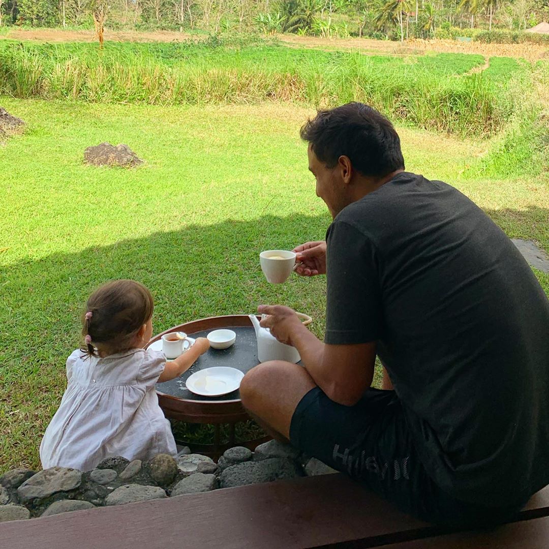 Foto-Foto Raisa Hamish Main di Kebun Tembakau Borobudur