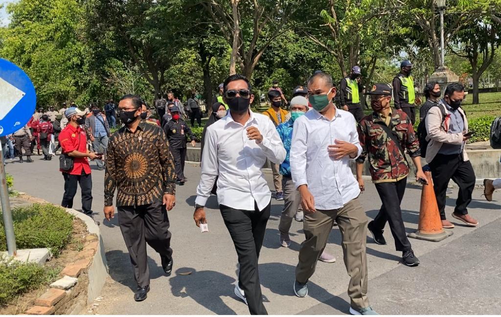 Viral, Aksi Ketua DPRD Kabupaten Magelang Buka Pintu Gerbang Bagi Pengunjuk Rasa Untuk Dialog
