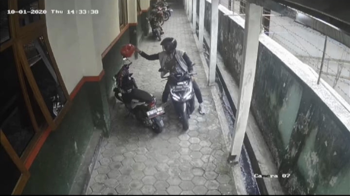 Maling Helm di Magelang Terekam Jelas CCTV, Hidupnya Bakal Tidak Tenang