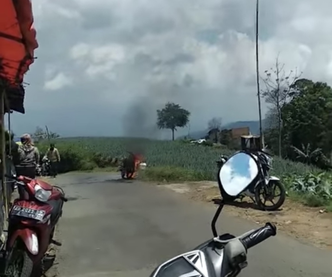 Motor Terbakar di Tanjakan Menuju Nepal Van Java Kaliangkrik