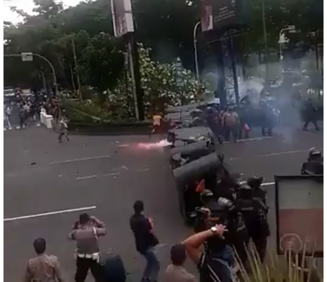 Detik Detik Kronologi Keributan di Aksi Tolak UU Cipta Kerja di Magelang