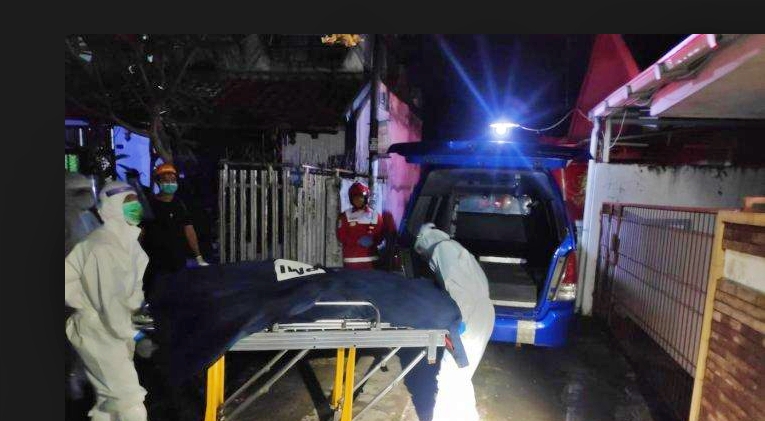 proses evakuasi mahasiswi cantik yang ditemukan membusuk di kamar kos daerah Jogja (26/10/2020)-(Foto: Istimewa)