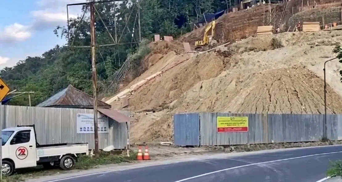 proses pembangunan gerbang samudera raksa di perbatasan Kulonprogo Magelang