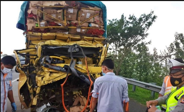 Bagian Depan Truk Cabai ringsek setelah tabrak fuso dari belakang di Tol Cipali (27/11/2020)-(Foto: Istimewa)