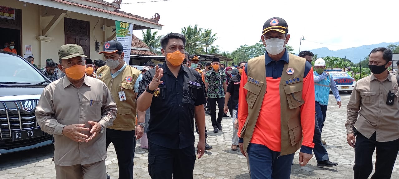 Bupati Magelang Zaenal Arifin dan Doni Kepala BNPB saat berkunjung ke Pengungsian Merapi