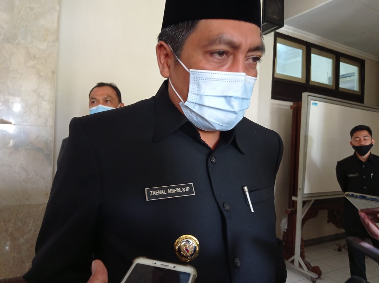 Bupati Magelang Zaenal Arifin saat diwawancarai awak media