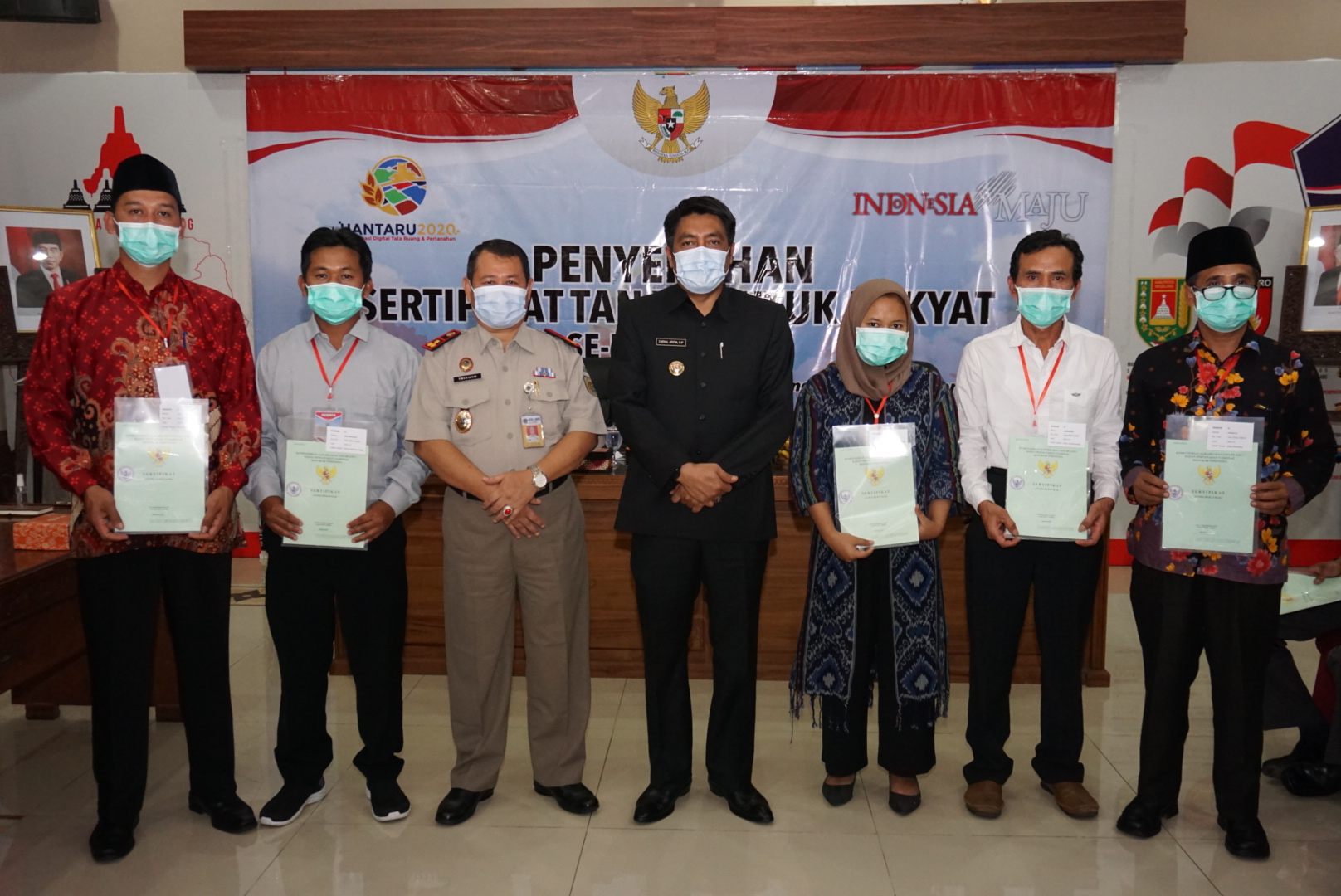 Bupati Magelang, Zaenal Arifin saat menyerahkan Sertipikat tanah kepada perwakilan masyarakat Kabupaten Magelang (9/11/2020)-(Foto: Istimewa)