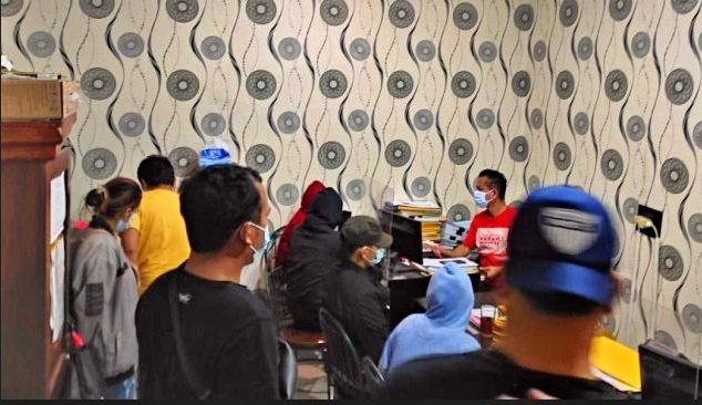 Empat orang termasuk artis diamankan polisi karena kasus prostitusi online