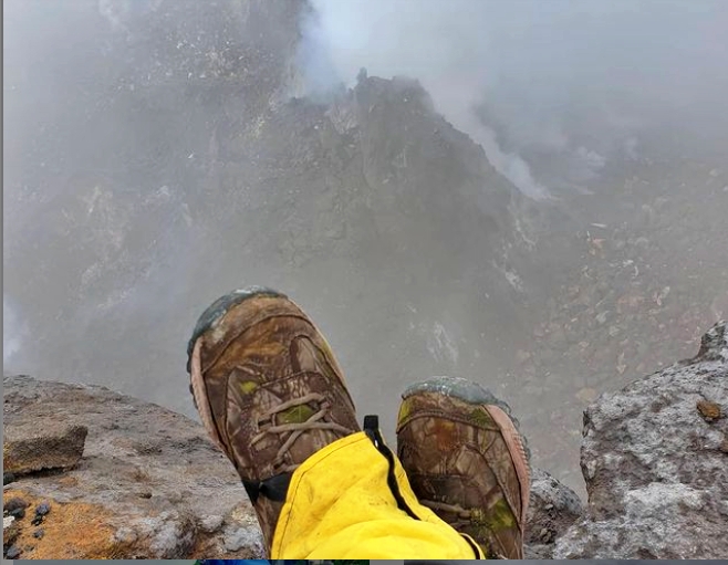 Ini Sosok Relawan Yang Nekat Naik Ke Bibir Kawah Merapi Saat Siaga ...