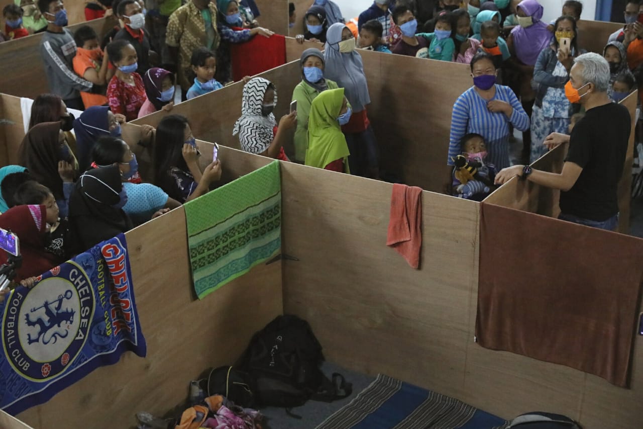 Ganjar di pengungsian Deyangan Mertoyudan (6/11/2020)-(Foto: istimewa)