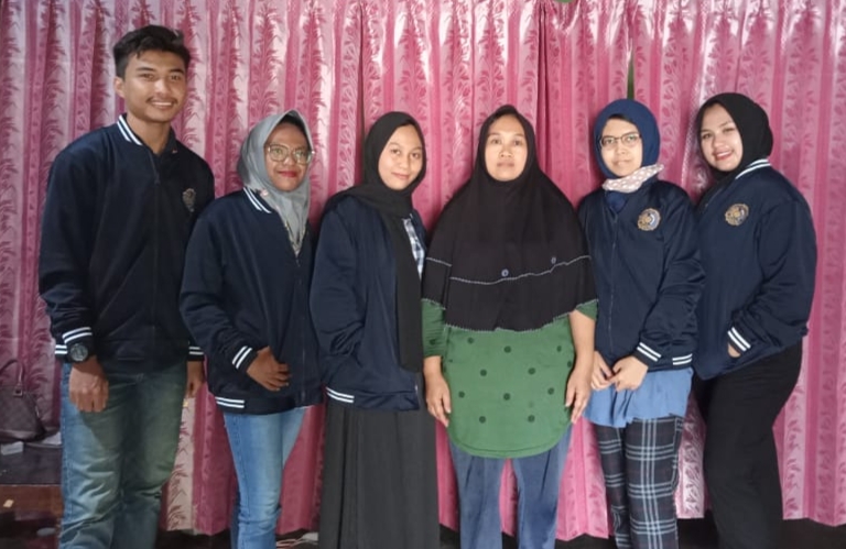 Mahasiswa UNIMMA dalam Kelompok PPMT saat mendampingi UMKM Pothil di Candimulyo