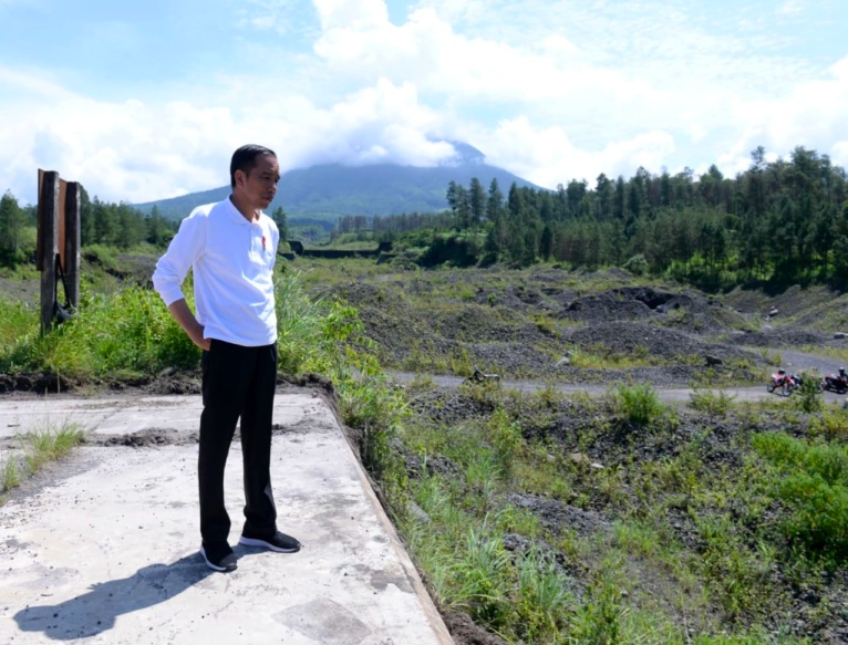 MENAMPUNG: Presiden Joko Widodo saat meninjau prasarana Sabo Dam Kali Putih, Jumat (14/2). (Foto: biro pers sekretariat presiden)