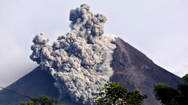 ERUPSI: Gunung Merapi saat meletus freatik dan meluncurkan awan panas sejauh satu kilometer. (foto: ist)