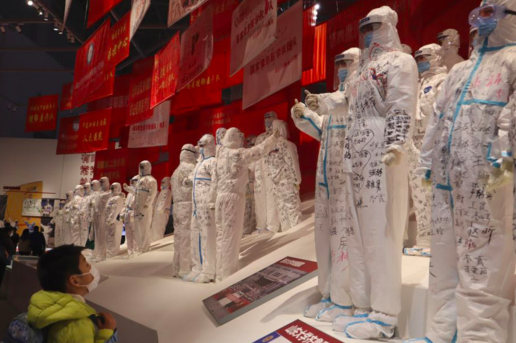 SEJARAH: Seorang pengunjung museum mengamati diorama petugas medis ber-APD. (Foto: intenet)