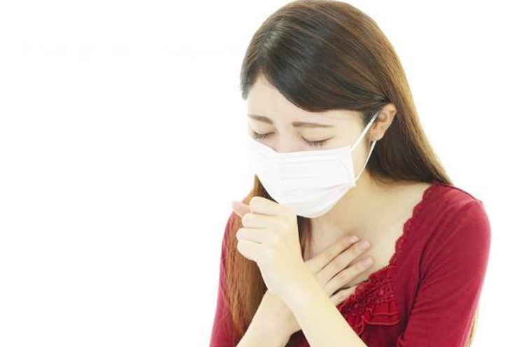 UHUK: Perempuan mengalami batuk kering tanda awal gejala terpapar virus corona. (Sumber: internet)