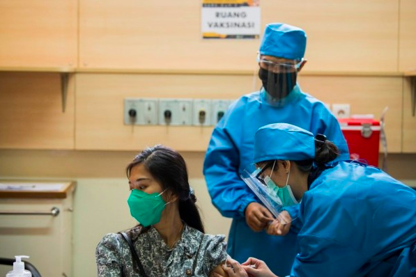 SUNTIK: Petugas kesehatan menyuntikkan vaksin kepada relawan saat simulasi uji klinis calon vaksin Covid-19. (Foto: internet)