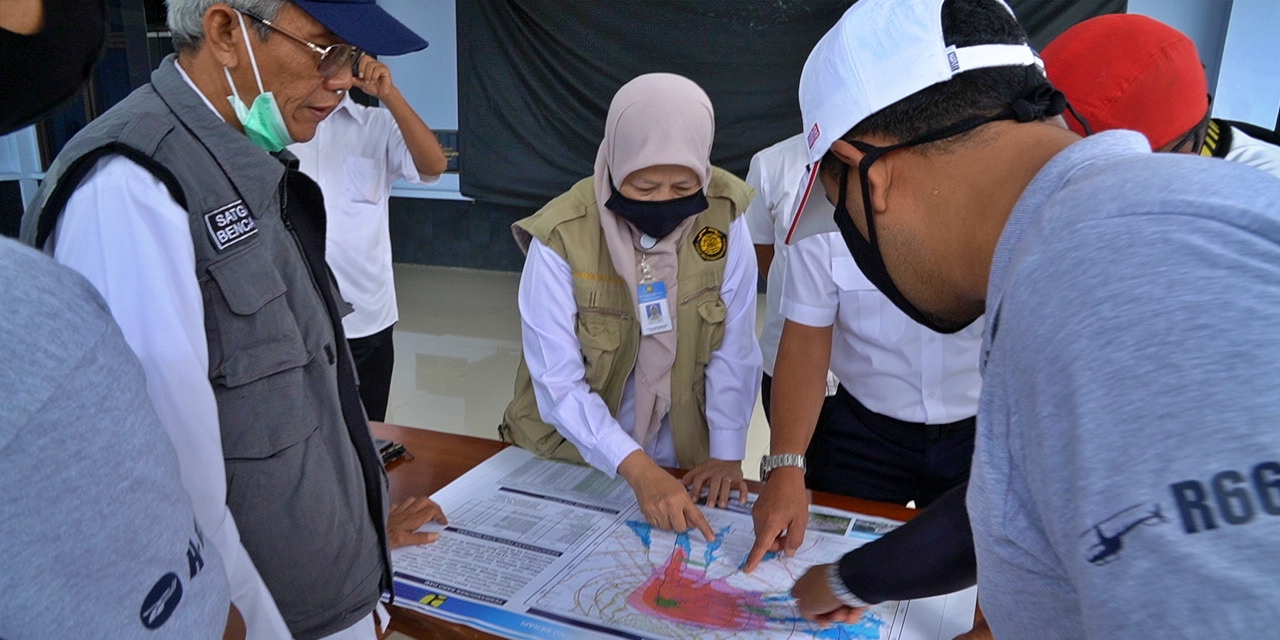 Kepala BPPTKG saat menjelaskan jejak guguran di Sungai Senowo dan Lamat (26/11/2020)-(Foto: BNPB)