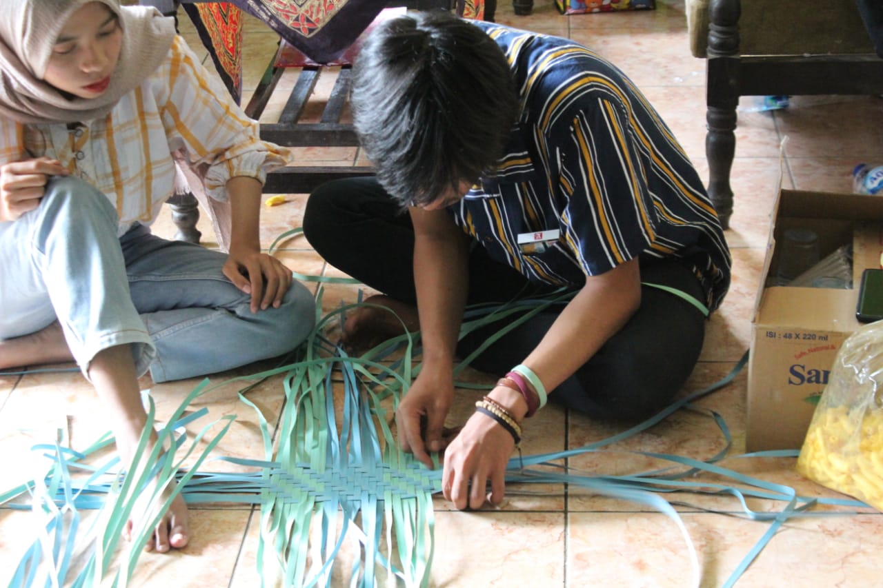 Mahasiswa UNIMMA saat PPMT di Kerajinan di Grabag dan tingkatkan manfaat digital