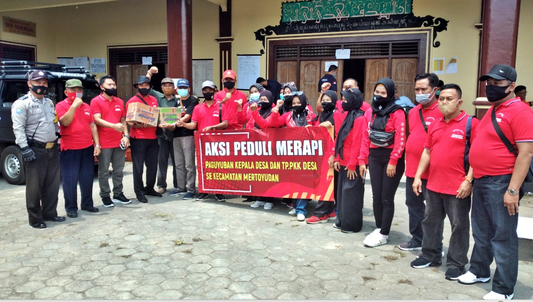 Paguyupan Kades dan Istri Se Kecamatan Mertoyudan Kabupaten Magelang saat salurkan bantuan ke pengungsi merapi