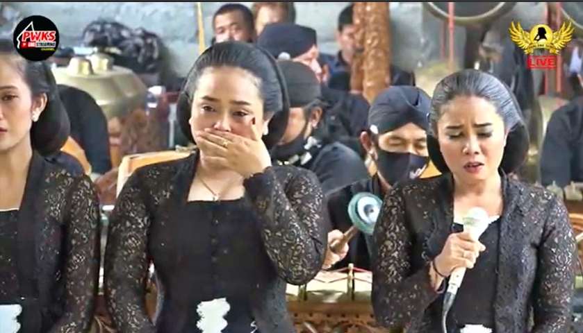 Para Sinden tampak sambil menangis saat menyanyikan sebuah gending jawa di rumah duka siang ini (4/11/2020)-(Foto: Tagkapan Layar Live Youtube)