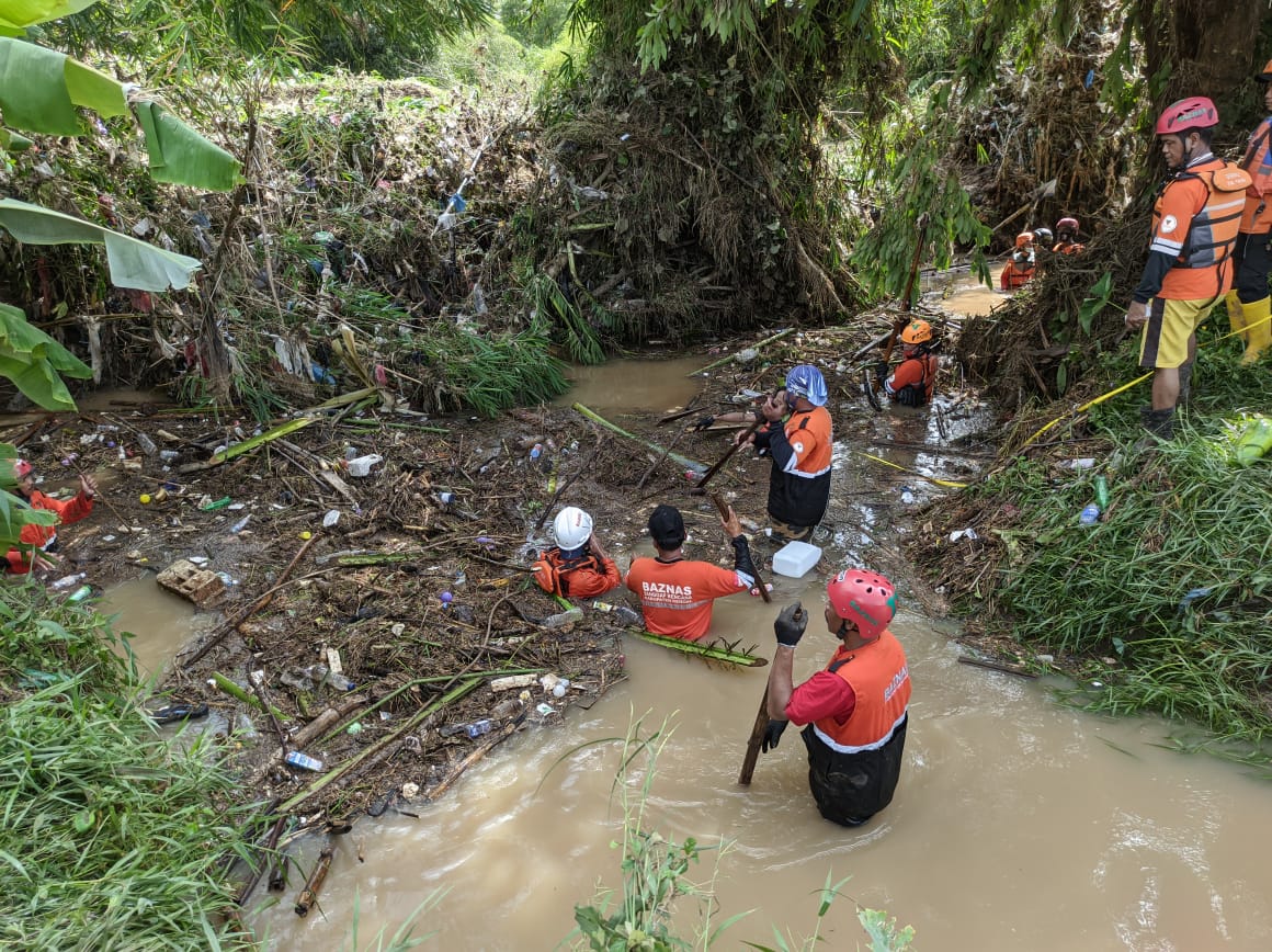 Pencarian pesepeda motor dan pembonceng yang terseret banjir bandang