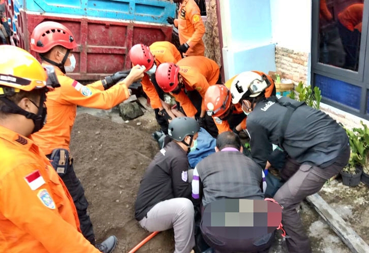 Pengemudi truk pasir tergencet muatan dan dievakuasi petugas