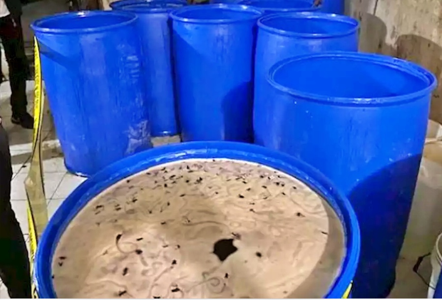 Produksi madu palsu