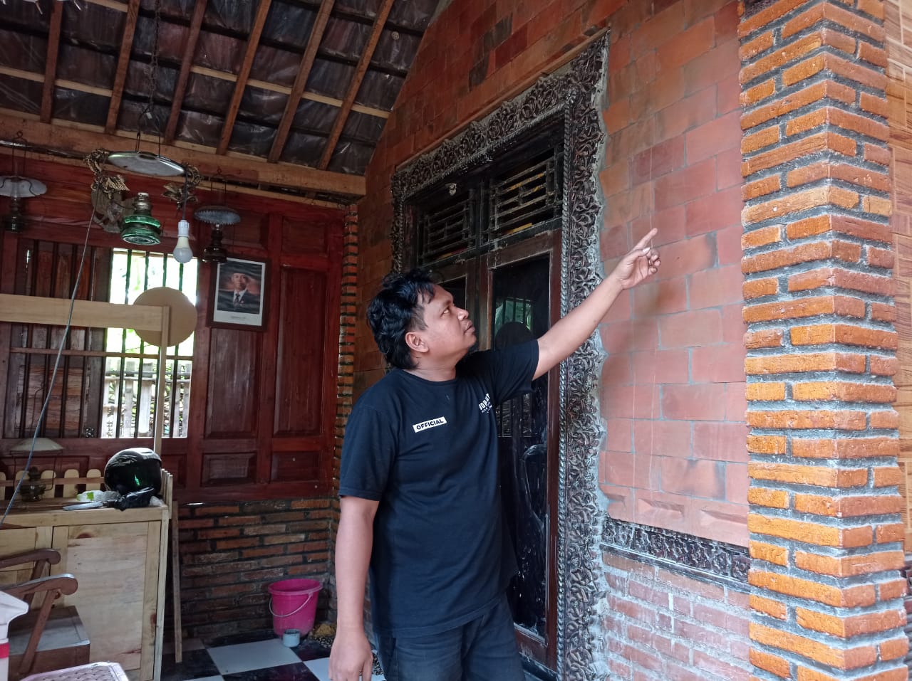 Salah satu warga Brojonalan saat memperlihatkan rumah yang direhap