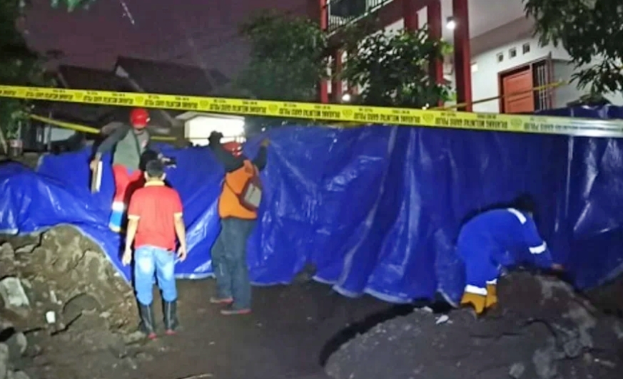 Tanah longsor di sleman timbun tiga sepeda motor