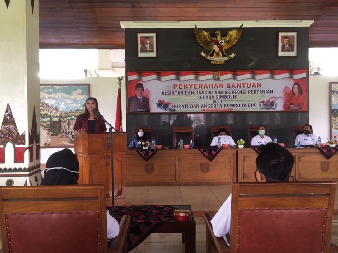 Dukung Peningkatan Produktivitas, Vita Ervina Salurkan Alsintan ke Petani Magelang