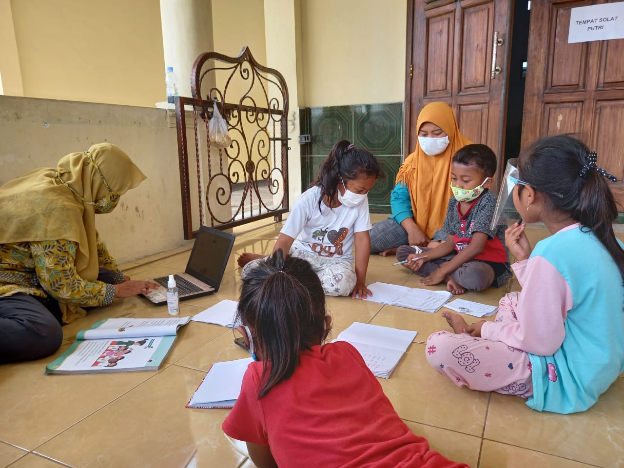 Begini Kepedulian Seorang Guru Terhadap Muridnya yang Sedang Mengungsi