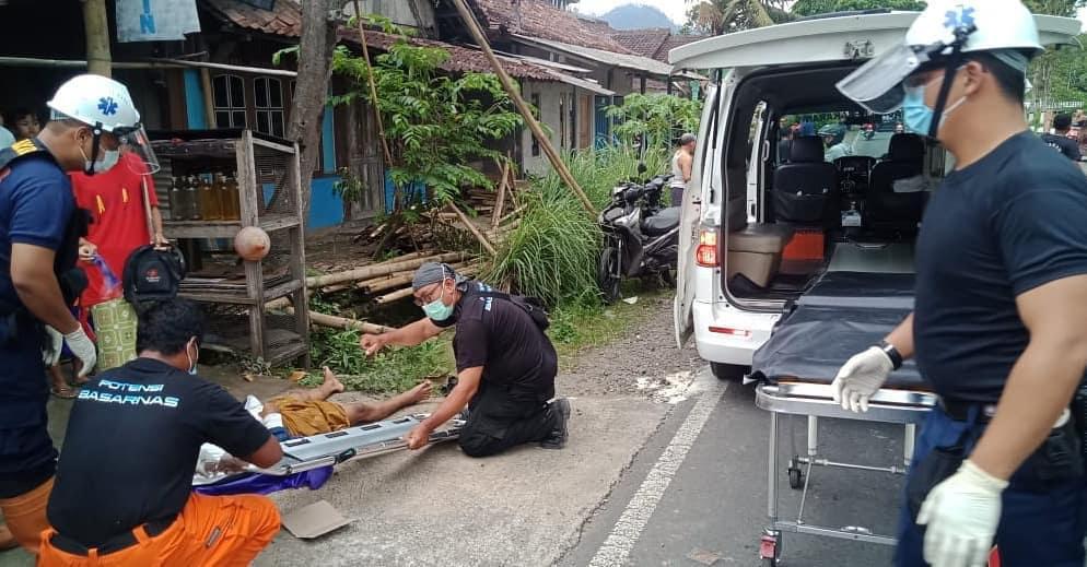 Kaget Ada Orang Menyebrang, Pemotor Terjatuh di Salaman