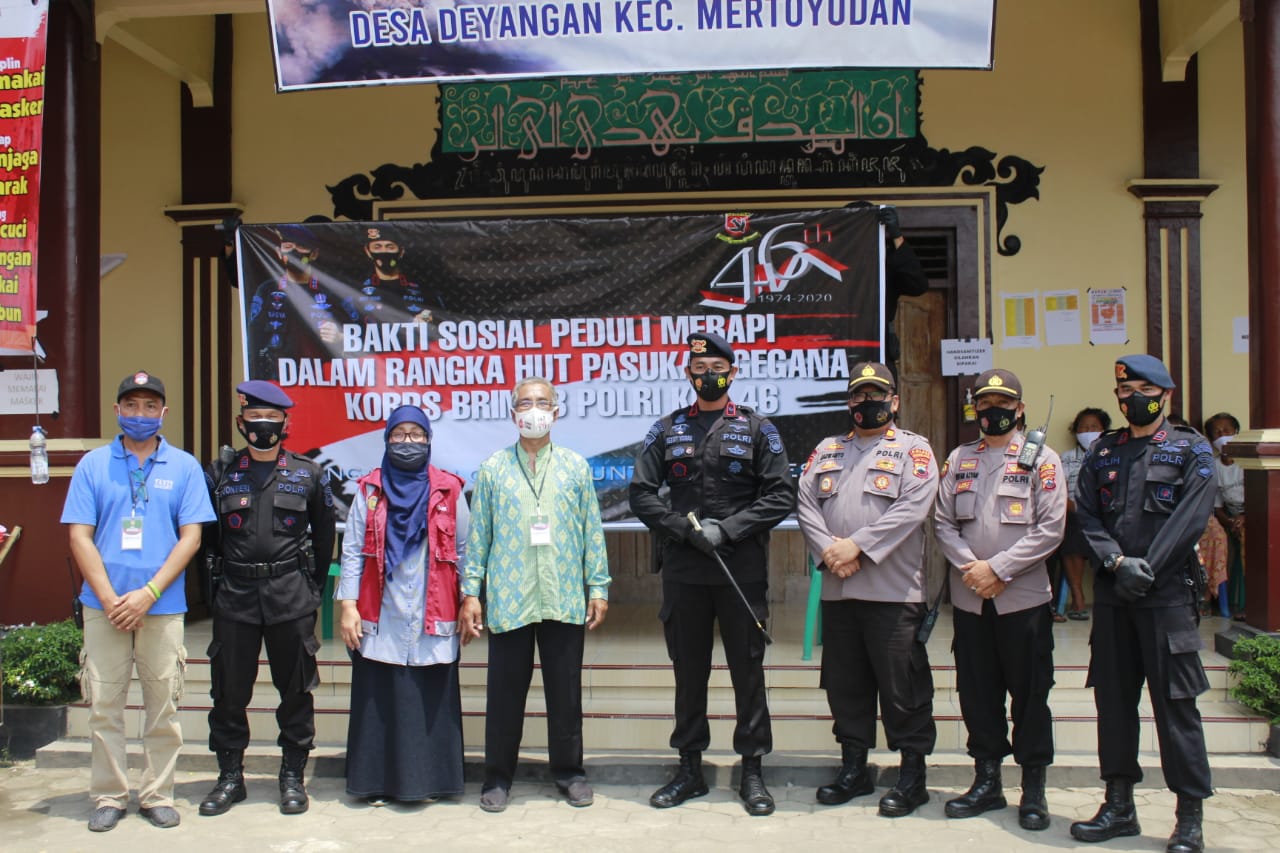 Peduli Pengungsi Merapi, Gegana Polda Jateng Berikan Bantuan Logistik