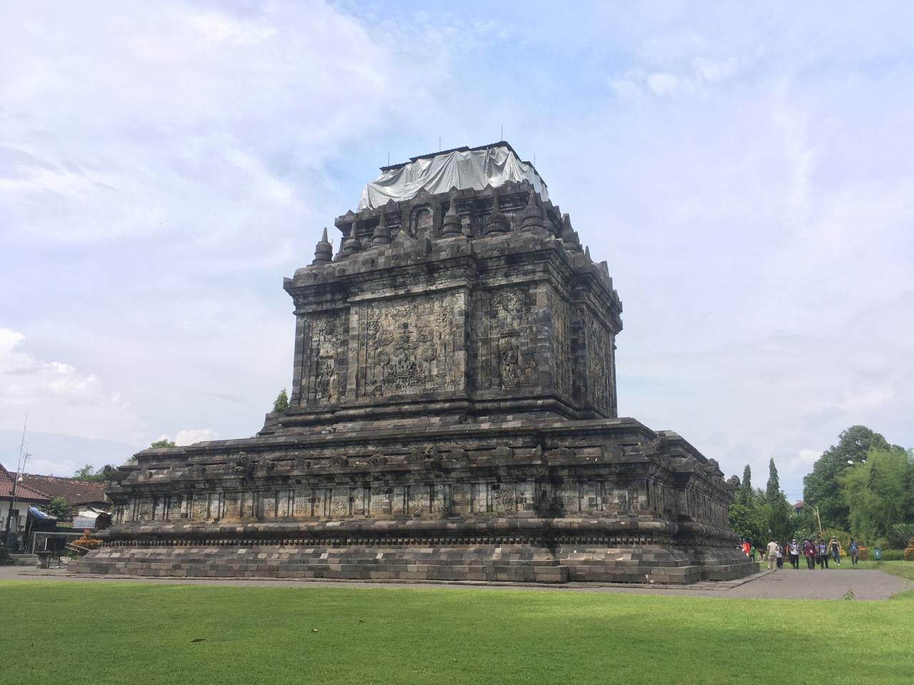 ANTISIPASI: Candi Mendut mulai dibungkus dengan terpal mengantisipasi hujan abu Merapi, Kamis (26/11). (Foto: han)