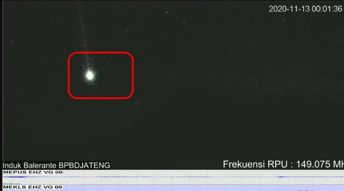 cahaya misterius melintas di atas gunung merapi