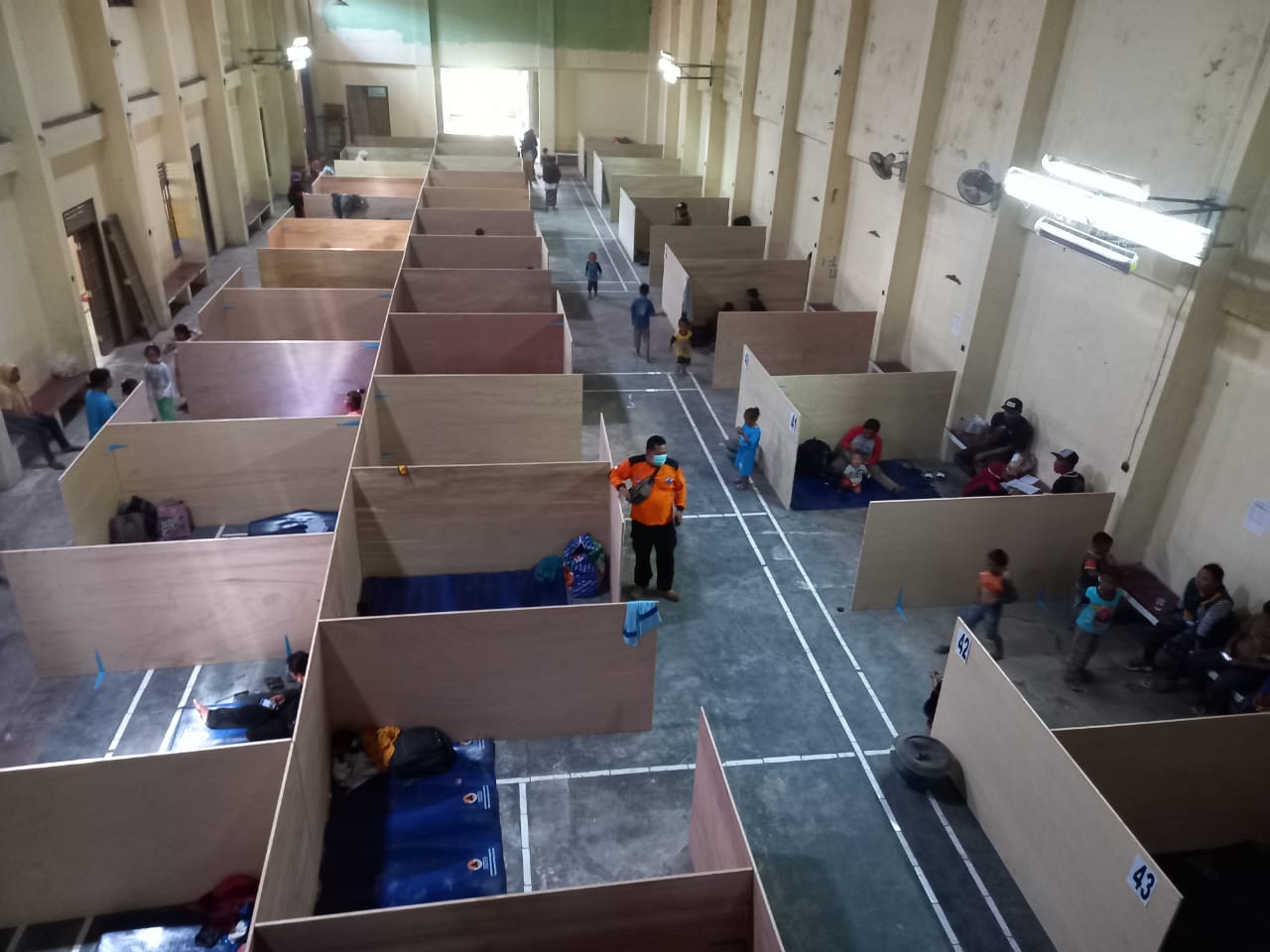 lokasi pengungsian di Gedung Serba Guna Balai Desa Deyangan Mertoyudan (6/11/2020)-(Foto: mta)