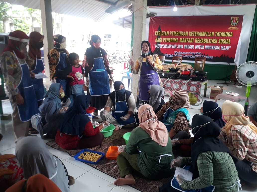 Instruktur LPK LALITA Kota Semarang, Indriyani saat memandu pelatihan ketrampilan tataboga bagi korba penyalahgunaan NAPZA dan ODHA di Aula Institusi Penerima Wajib Lapor (IPWL) AT-TAUHID Semarang di Jalan Gayamsari Selatan II RT 3 RW 3 No 41 Kelurahan Sendangguwo Tembalang Semarang, Senin (2/11).