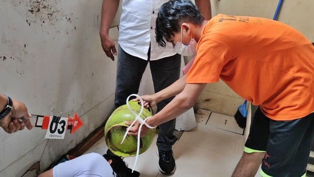 pra rekontruksi pembunuhan kakak oleh adiknya