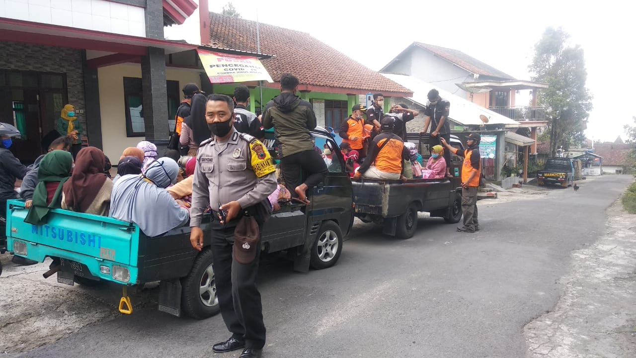 warga kelompok rentan Dusun Babadan Desa paten Kecamatan Dukun Magelang dievakuasi (6/11/2020)-(Foto: bsn)