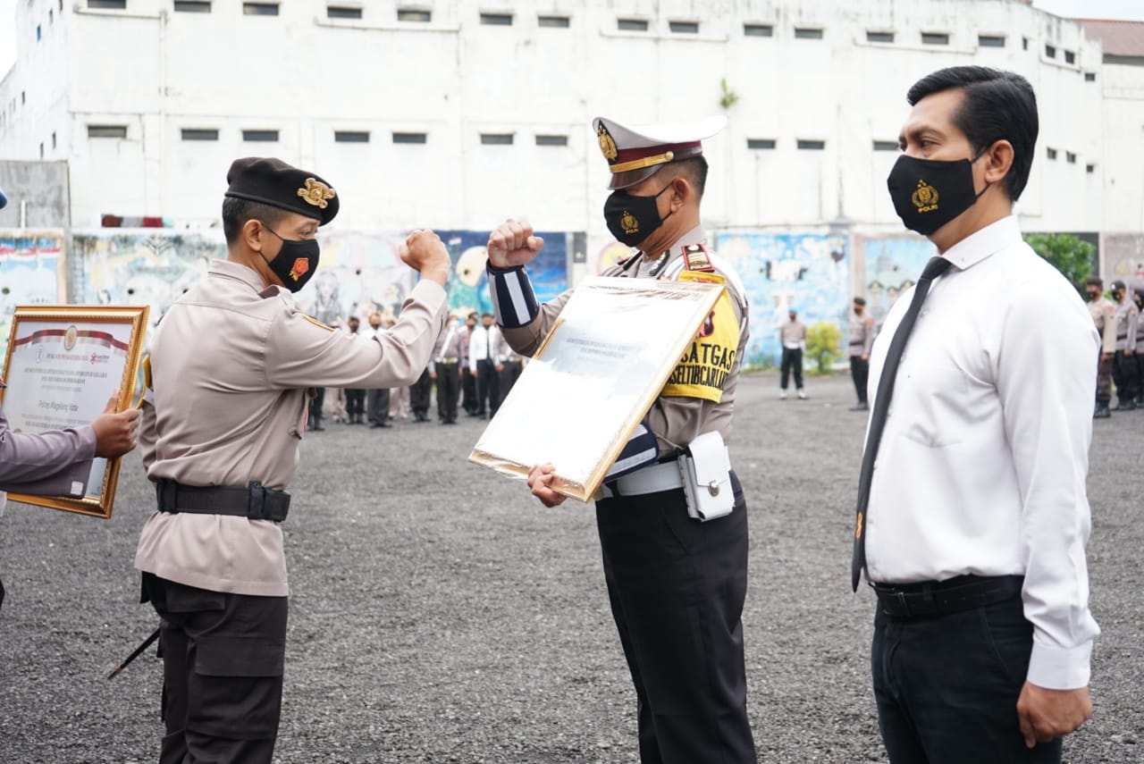 68 Anggota Polres Magelang Kota terima penghargaan