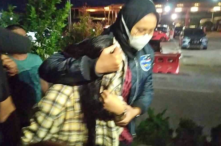 Artis TA saat diamankan polisi dari kamar hotel