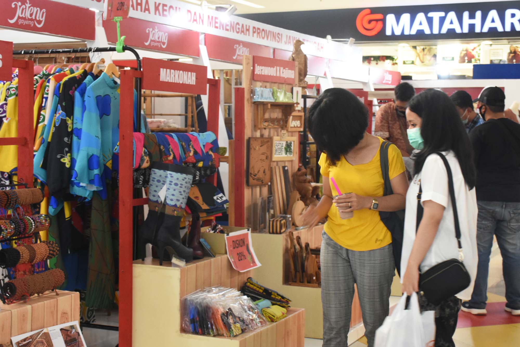 Salah satu pengunjung sedang memilih produk di pameran UKM di Atrium Artos Mall