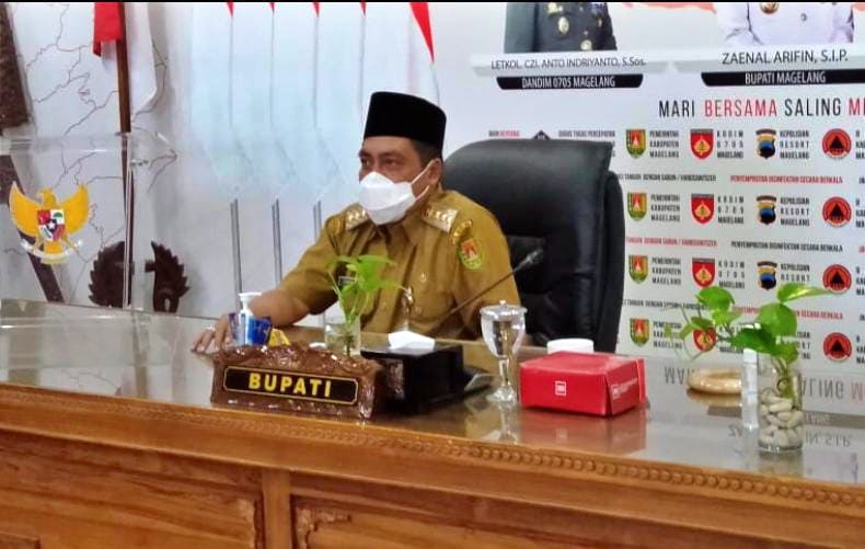 Bupati Magelang, Zaenal Arifin saat menerima penghargaan BAZNAS Award 2020 melalui zoom meeting.