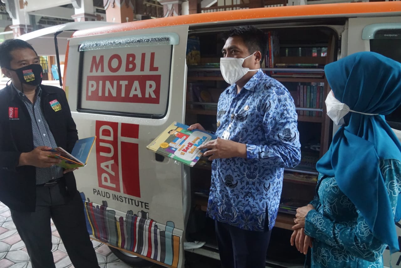 Bupati Magelang saat melihat mobil pintar yang diberikan oleh PAUD Institute (17/12/2020)-(Foto: istimewa)