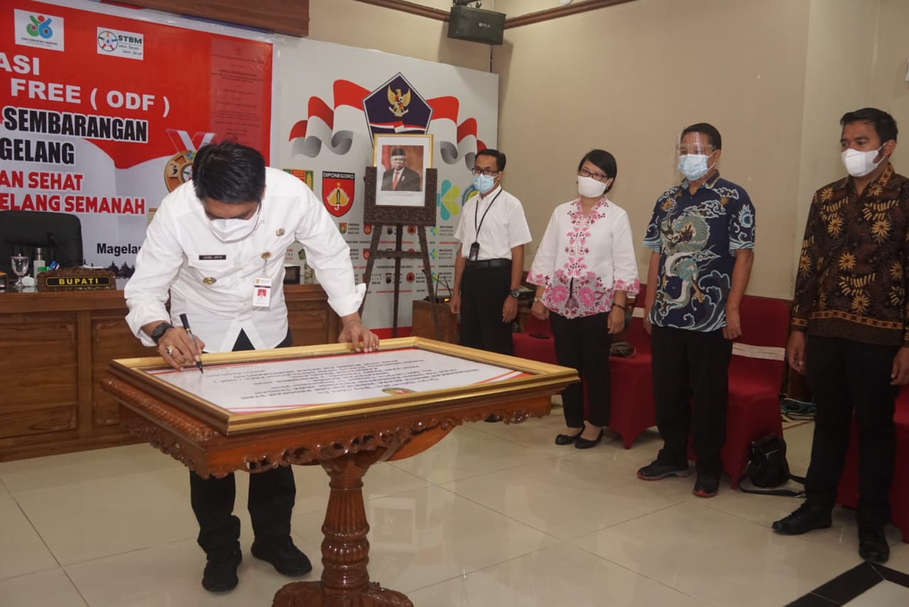 Bupati Magelang saat tanda tangan penghargaan ODF (2/12/2020)_(Foto: Istimewa)